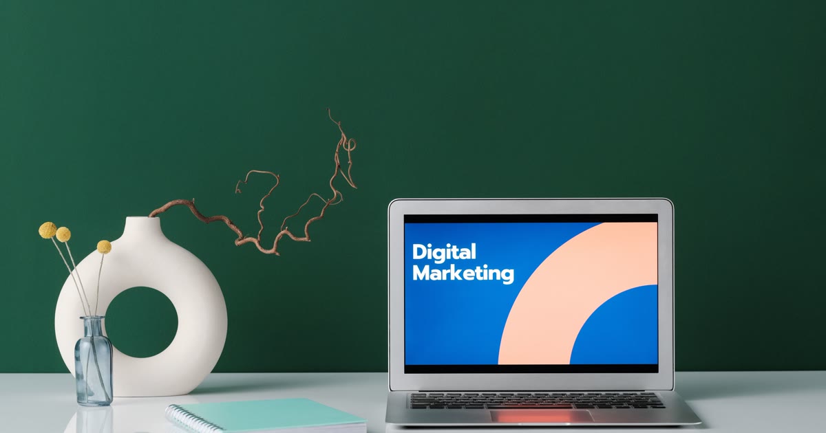 Laptop folosit pentru promovarea digitală a unei afaceri