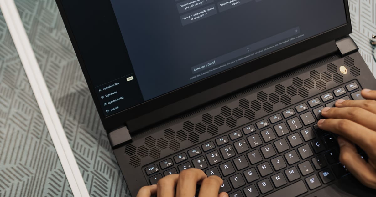 Persoană care testează ChatGPT pe laptop