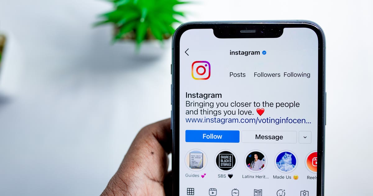 Telefon pe care este deschisă aplicația Instagram