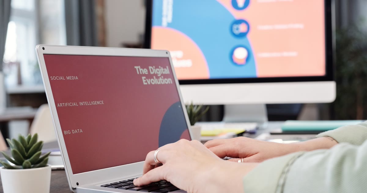 Persoană care testează instrumente digitale pe laptop