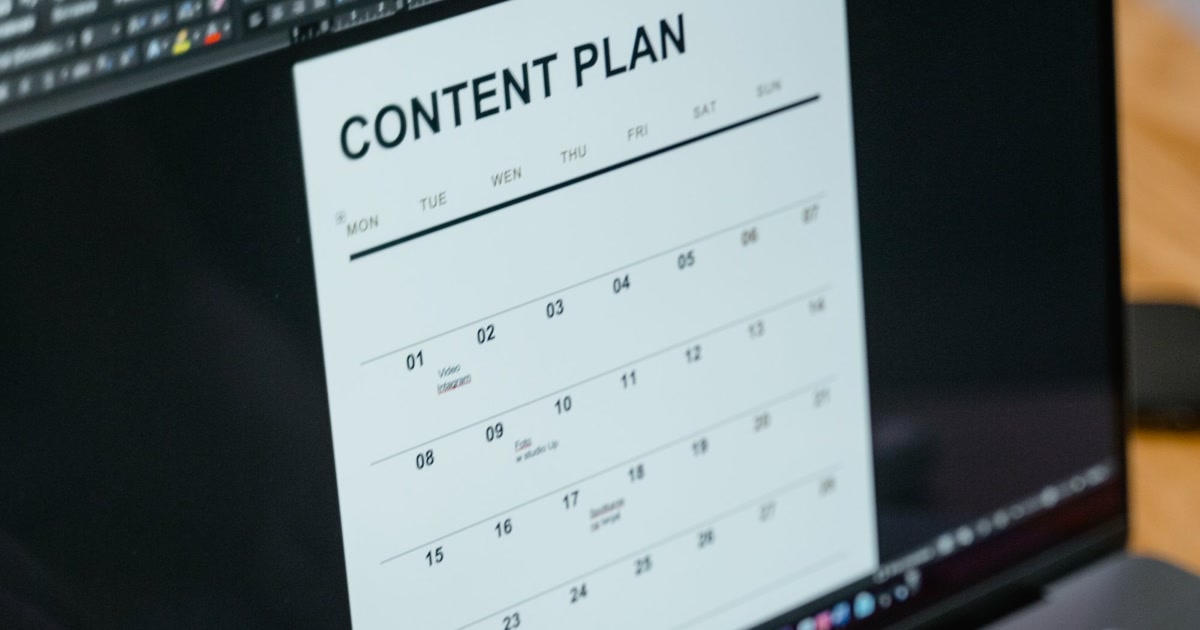 Plan de conținut afișat pe ecranul unui laptop