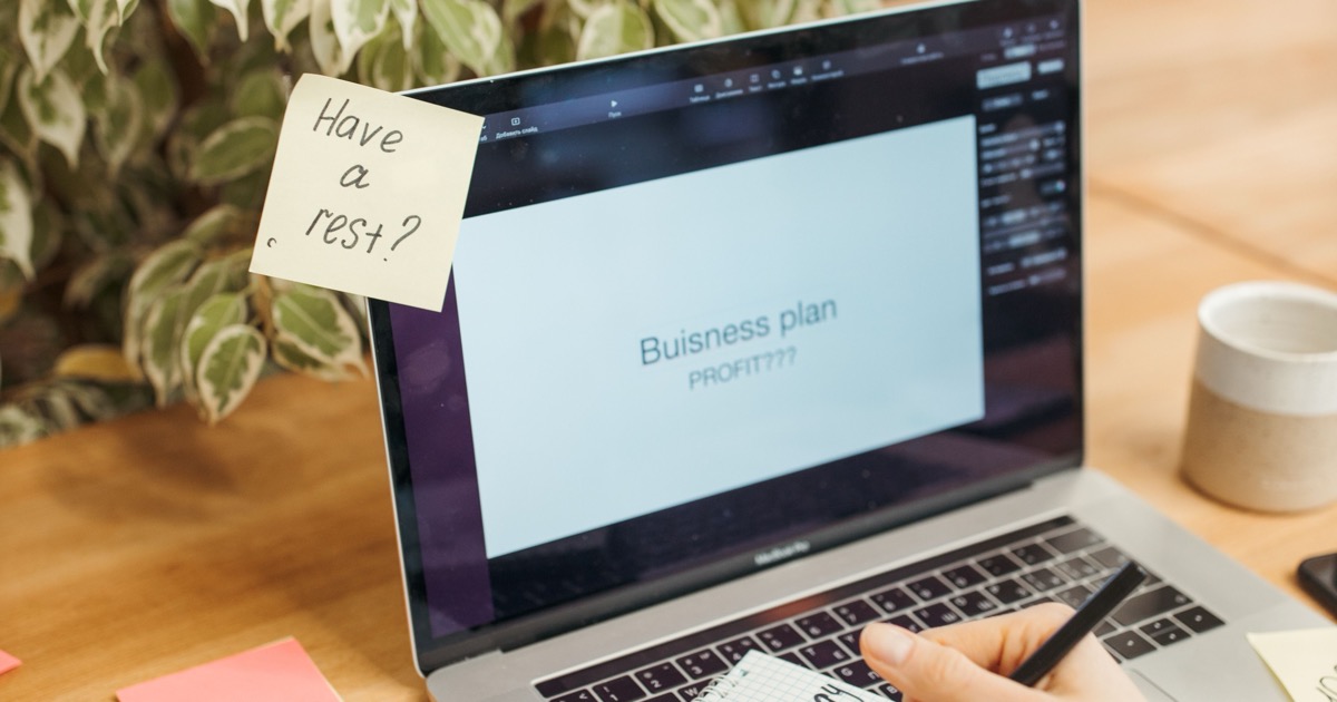 Persoană care pregătește un plan de lucru la laptop