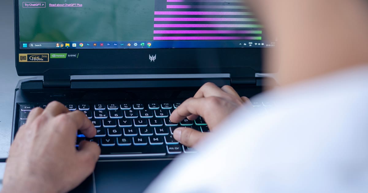 Persoană care folosește un asistent AI pe laptop